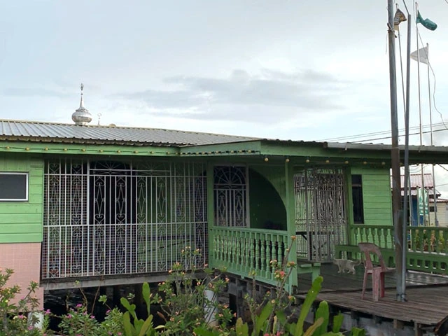 屋根に銀のドームがあるモスク