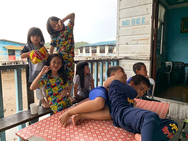 水上集落で暮らす幸せそうな子供たち