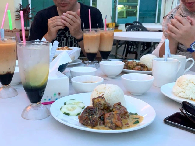 食べる前にお祈り。手前にあるのが「パンダンソルティーエッグチキン」