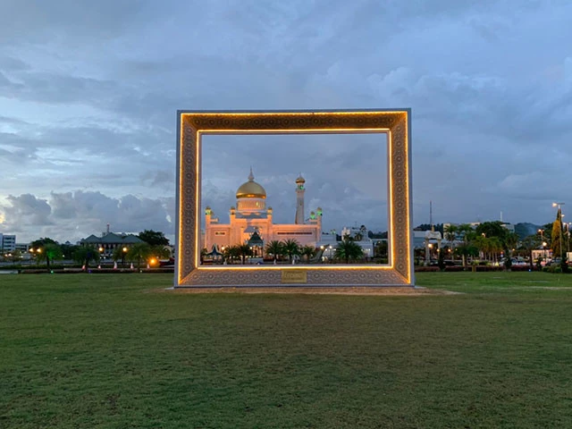 近くの広場には大きなフレームがあり、モスクをまるで絵画のように見ることができる