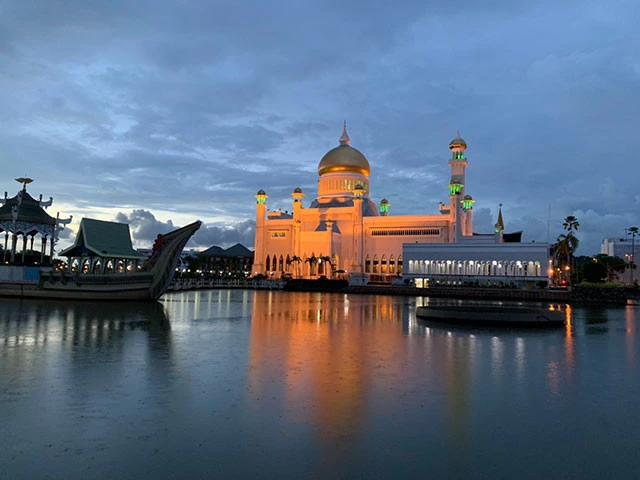 水辺ではモスクのライトアップが幻想的