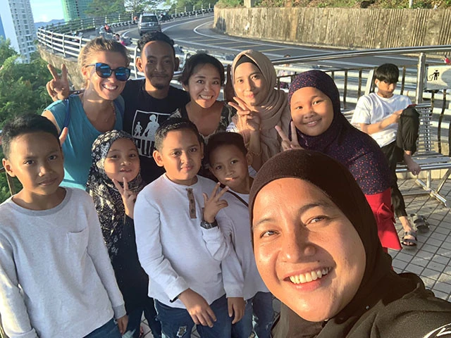 カトリーヌと夕日を見に丘へ登ると現地の人々に囲まれた