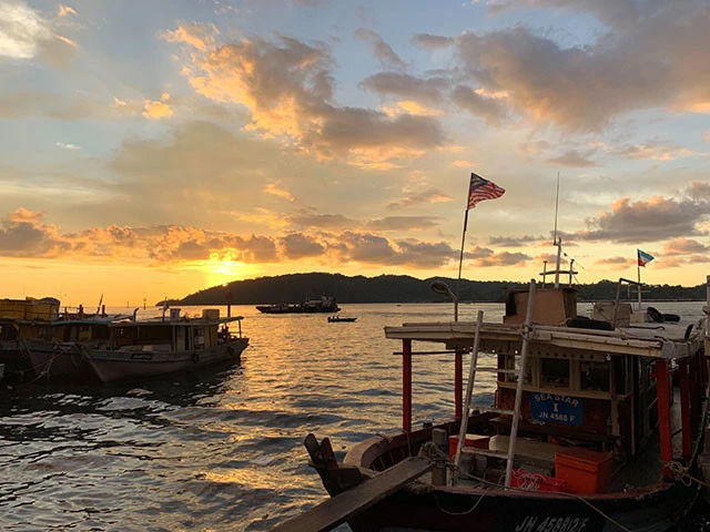 丘の上からより漁港から見たサンセットの方がきれいだった