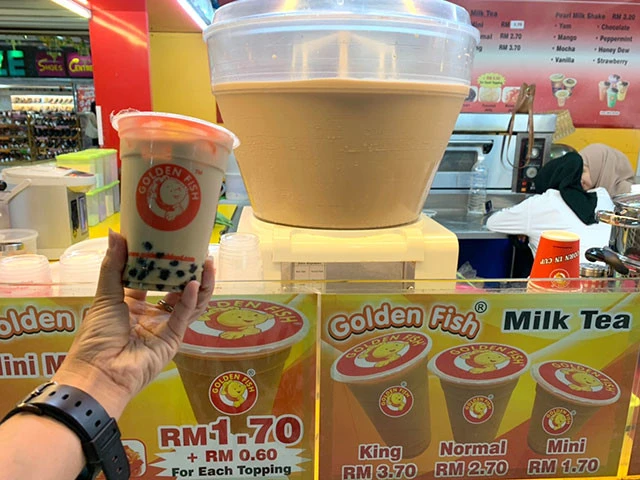 ミディアムサイズのミルクティーにタピオカを追加