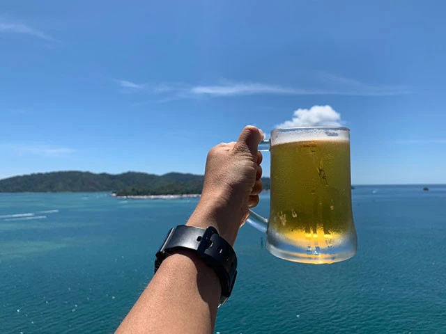 海を眺めながらのビールは最高! 空に浮かぶ雲をビールの泡に見立ててみました