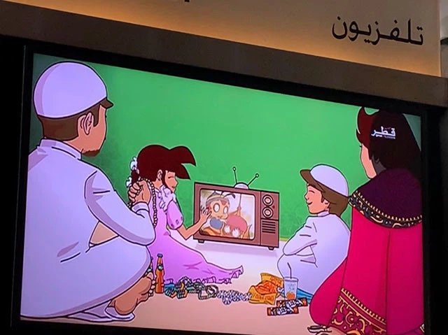 イスラムの民族衣装のキャラクターが『みつばちハッチ』を見ている!