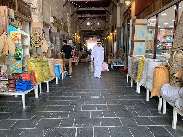 顔のタイプや服装から店員は外国人労働者で、お客は現地人ぽいと想像できる