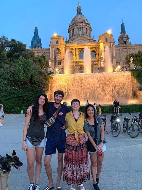 カタルーニャ美術館前の大きな噴水。一番左がアナ