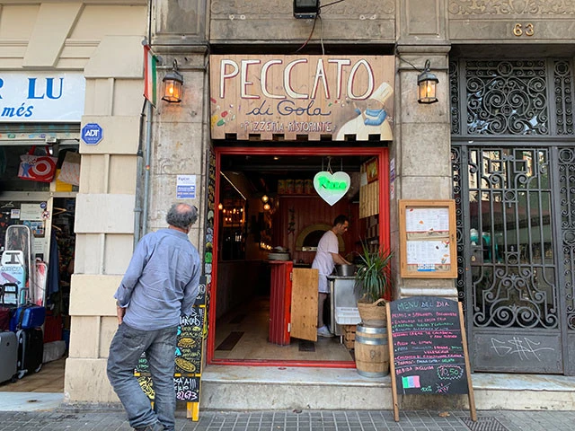 彼女の家に向かう途中のピザ屋と通りすがりのおじさんが絵になる