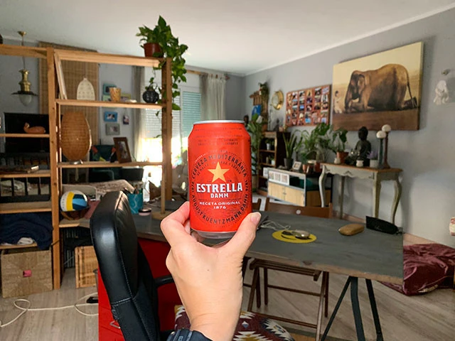 アナの部屋、オシャレ! まずは到着ビールで旅本番のスタートに祝杯をあげる