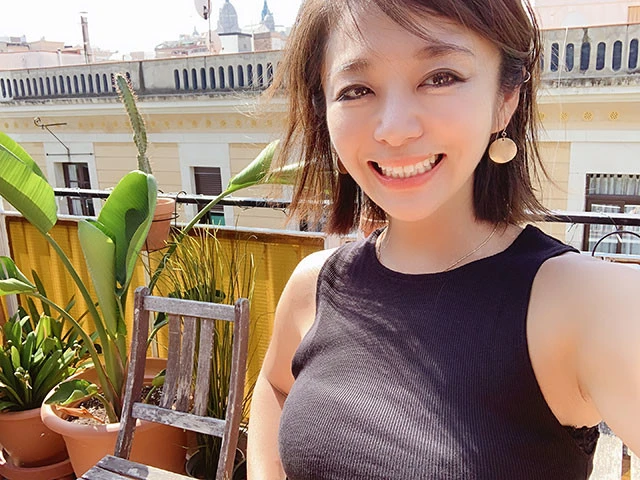 テラスにさんさんと降り注ぐスペインの日差しが気持ちよすぎる