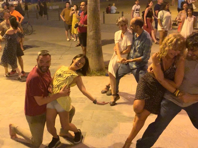 旅人マリーシャの世界一周紀行：第２４８回「バルセロナの夜はラテン美女とビーチでブルースを踊ろう」