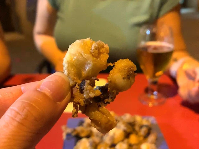 チピロンという小さなイカのフライをつまみに。居酒屋の軟骨揚げを思い出した