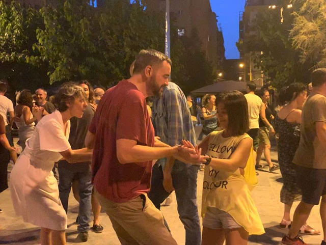 手を取り合って