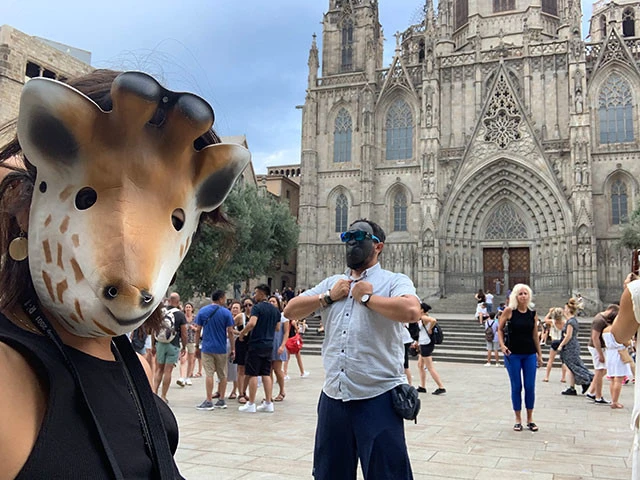 「サンタ・エウラリア大聖堂」前のキリンとゴリラ