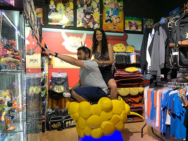 筋斗雲に乗るゴンジーとアナ