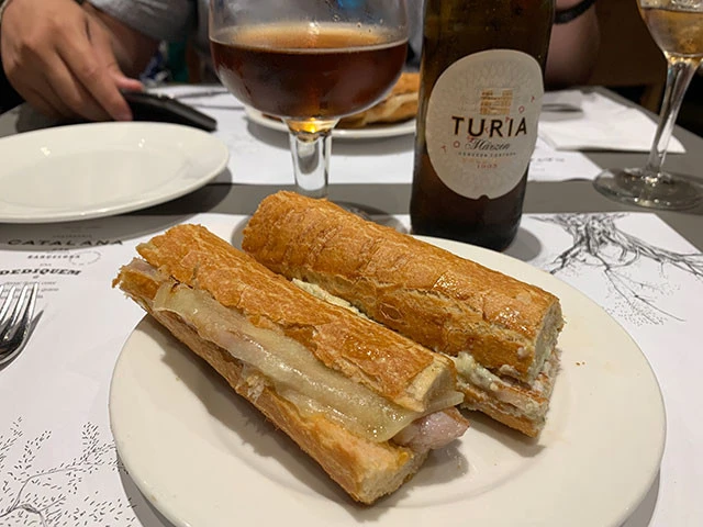 4.5ユーロのロモ肉&チーズのサンドウィッチ