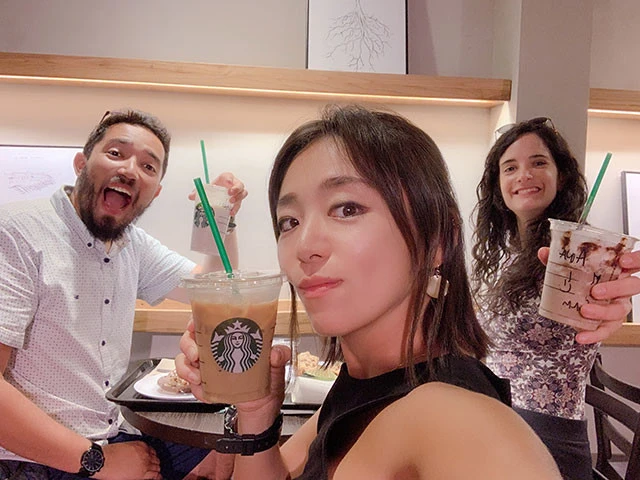 スタバでお互いの近況を語らう