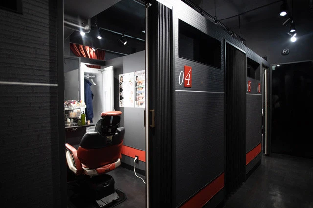 プライバシーに配慮した個室なので、初めてでも気兼ねなくメイク体験できる