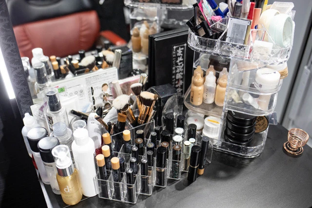厳選された化粧品の数々。メイク初心者の記者はどこに何を使うのかわからない