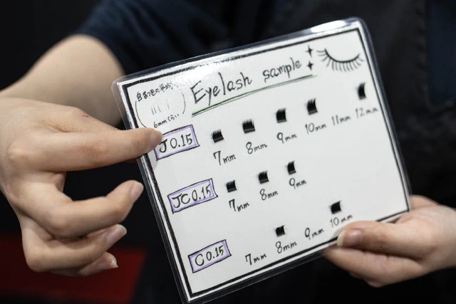 マツエクの長さとカールの強さを選ぶ。通常は左右約２０本ずつ増量するという