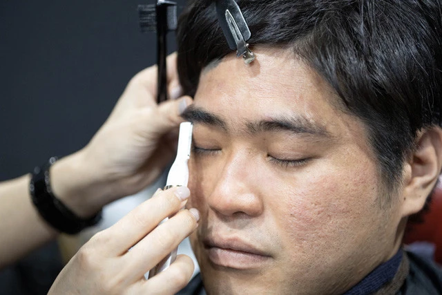 まずは、シェーバーで眉まわりの産毛などを取り除いていく