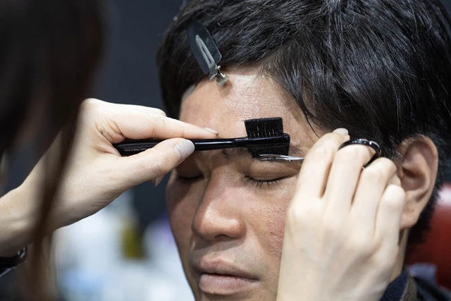 上に向かって勇ましく生える眉をコームとハサミで整え、優しい雰囲気に