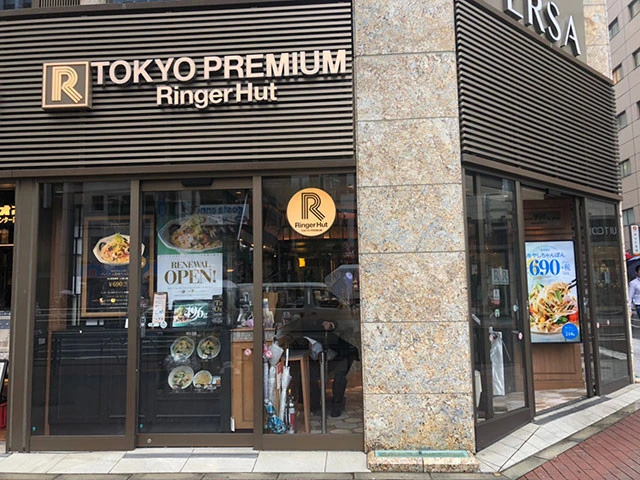 アルコールが楽しめるプレミアム店舗も存在。ワインやちゃんぽん串など珍しいメニューがそろう