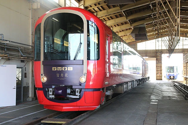 トキ鉄の看板列車「雪月花」。妙高の山並みや日本海の絶景を眺めながら、新潟の旬の食材を堪能できる(料金1万7500円~)