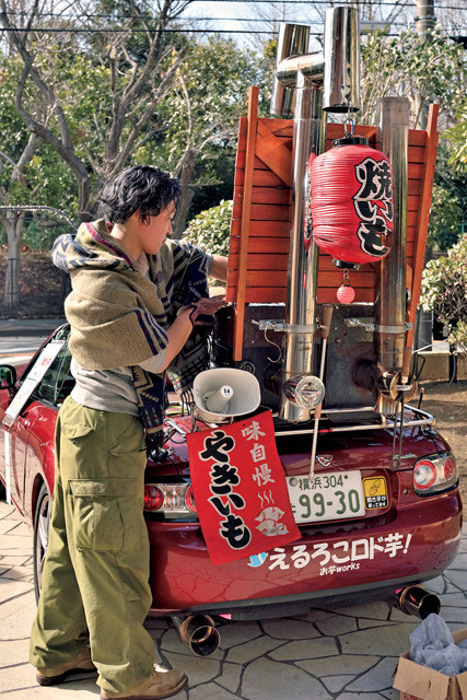 オープンカーの上に芋窯 マツダ ロードスターの焼き芋屋さんが営業中 19年3月5日 Biglobeニュース