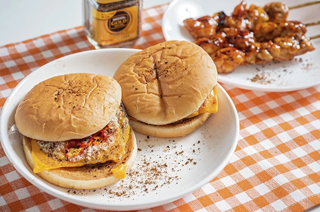 【B級フード研究家・野島慎一郎のバカレシピ】インスタントコーヒーを振りかけて炭火焼き風味を簡単に再現「炭火焼き風! ゴールドブレンドバーガー」