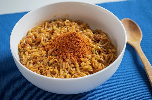 【B級フード研究家・野島慎一郎のバカレシピ】辛さが人気のカップ麺とセブンの麻辣飯をミックスしたモンスター級の激辛メシ!「辛辛魚仕立ての激辛そばめし」