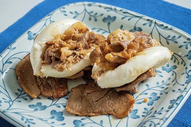 【B級フード研究家・野島慎一郎のバカレシピ】レンチン肉を冷凍肉まんで巻き巻きして全体を肉で巻く!「ガッツリ! 肉巻き肉まん」