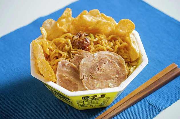 【B級フード研究家・野島慎一郎のバカレシピ】二郎再現度が最高のカップ麺にニンニクをマシマシ!「最強ニンニク! 豚ラ王まぜそば」