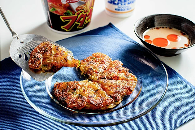【B級フード研究家・野島慎一郎のバカレシピ】材料はカップラーメンだけ。奥深いうま味がヤバい「シーフードキムチチヂミ」