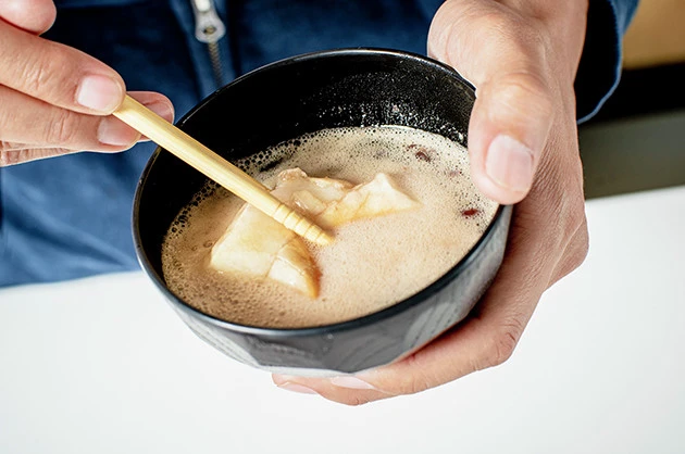 (5)追いコーラ! 食べながらお椀にコーラを注ぐ「追いコーラ」をするといっそう強く「おしるコーラ」の味を堪能できる。ただし当然冷めてしまうので、気になる人はレンチンをして温めよう