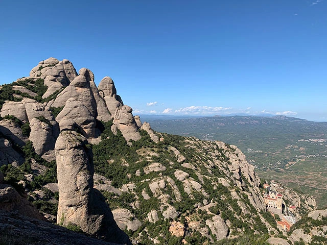 奇岩絶景！　右下には中腹が見える