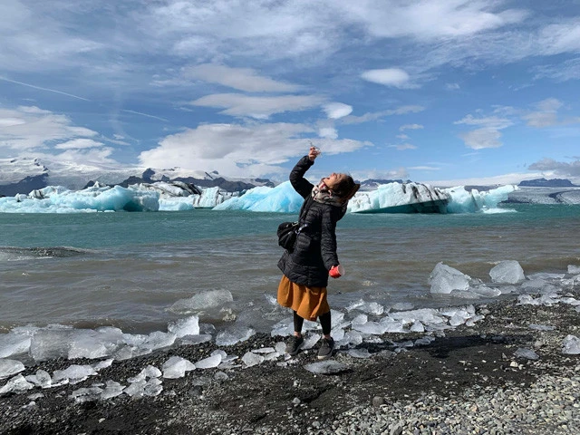 ヨークルスアゥルロゥン氷河湖で、右手に流氷、左手にコーヒーの旅人