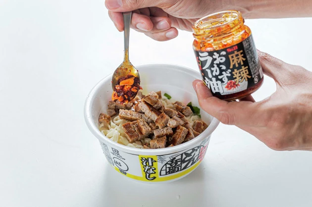 (3)盛りつけ! どん兵衛冷しぶっかけうどんを通常と同じ手順で作って麺を冷やしたら(2)で作ったタレをかけ、(1)の肉を中央にこんもりと盛りつけ、麻辣おかずラー油を全体に垂らしたら完成だ