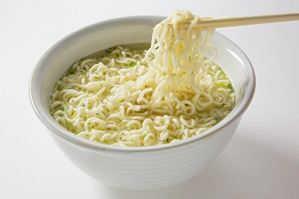 すべての袋めんの売り上げシェア1、2位をみそと争う。ツイッターの投票では僅差で負けてしまったが、アレンジレシピの広がりがこれからの勝負のカギ