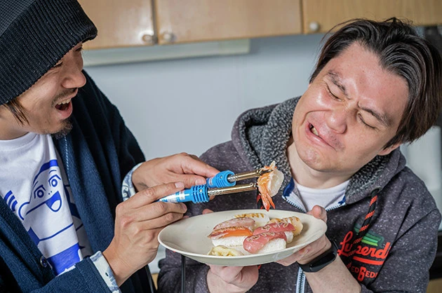 (5)食べる! すしのネタをお好みの加減に焦がしたらあとは食べるだけ。炙りが足りなければ再びハンダゴテで「追い炙り」をすればOKだ。いろいろなすしを炙って食べてみよう