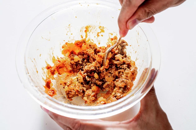 (1)潰す! モスチーズからトマトとバンズを取り除き、それをグチャグチャに潰してミートソース化。もったいない気もするが仕方がない。激ウマ料理を作るためには犠牲がつきもの!