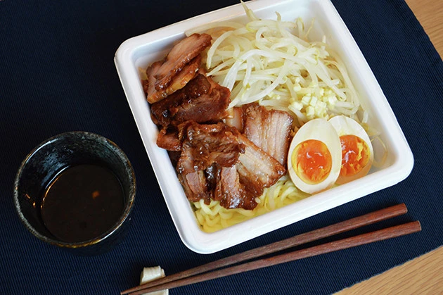 【B級フード研究家・野島慎一郎のバカレシピ】ニンニク練り込み極太麺でワシワシ、マシマシを自宅でお手軽に大満喫!「ぶぶかガッツリつけ麺」