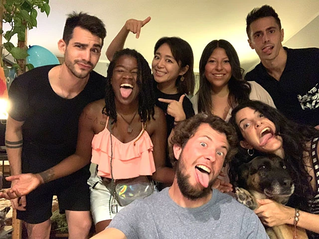 みんな元気で社交的！　パーティーも盛り上がってきましたよー！　私が指さしているのがマリヤ