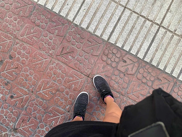 ふと足元に目を向けると、地面はブドウのモチーフ！　さすがリオハ！