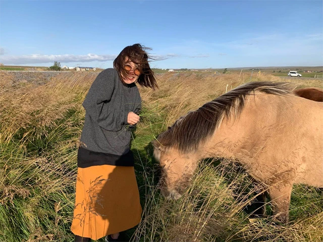 道中、馬を発見。その場の草をあげてみたりした（自己責任でね！）ちょっとビビっている私
