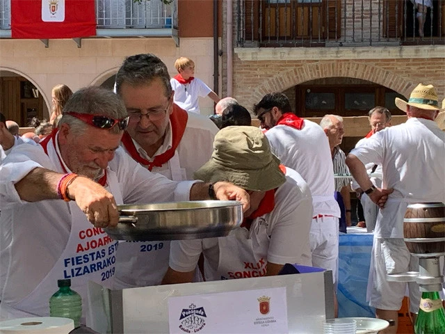 サンティアゴ広場で「アホアリエロコンテスト」が始まった