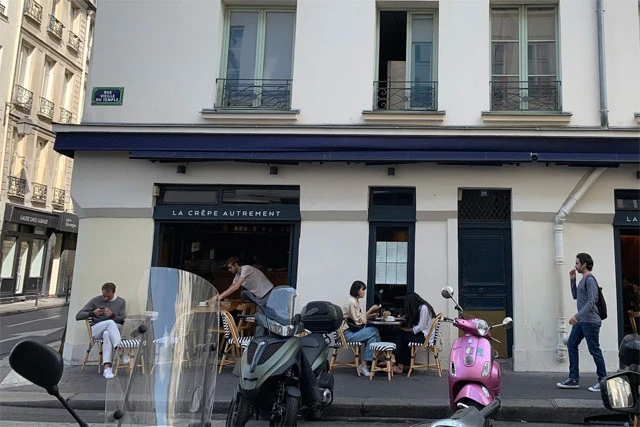 お店外観。店員さんがカップを片付けている席が私が座っていたところ