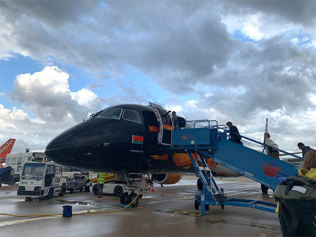 エンブラエル１９５。機体の頭にはベラルーシの国旗が描かれ、赤と緑と伝統文様が印象的