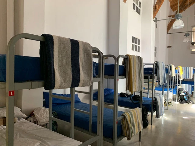 大部屋にズラリと並んだ二段ベッド